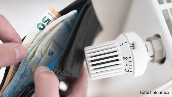 Ein Heizkörper und ein offenes Portemonnaie