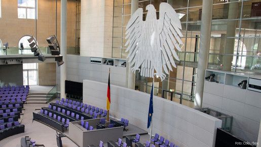 Bundestag Ein Blick ins Plenum des Deutschen Bundestags in Berlin - alle Stühle sind leer.