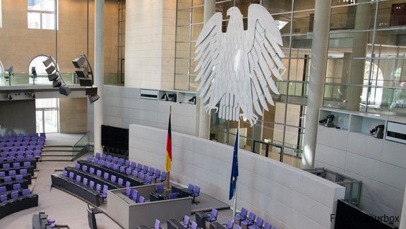 Bundestag Ein Blick ins Plenum des Deutschen Bundestags in Berlin - alle Stühle sind leer.