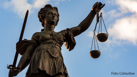 Bundesarbeitsgericht Justitia-Skulptur auf dem Frankfurter Römerberg