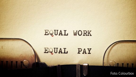 Equal Pay Day Auf einem in eine Schreibmaschine eingespannten Blatt stehen die getippten Worte "Equal Work - Equal Pay"