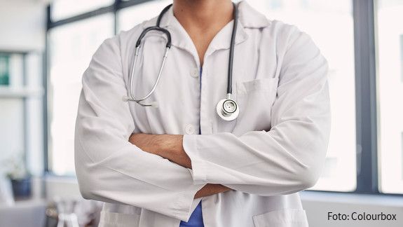 Kern der Krankenhausreform bilden die Umstellung des Finanzierungssystems und der Umbau der Krankenhauslandschaft. healthcare, arms, crossed, medical, man, hands, doctor, hospital, professional, wellness, hand, health, care, surgery, leader, medicine, arm, arms crossed, consulting, leadership, clinic, profession, innovation, trust, expert, medic, consult, people, work, healthy, worker, science, job, support, collaboration, lab, help, doctors, insurance, uniform, confidence, career, research, consultant, stethoscope, check, coat, surgeon, results, checkup