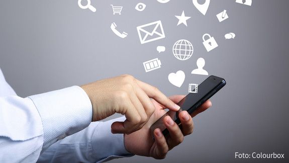 Der digitale Zugang zu Verwaltungsdienstleistungen muss endlich reibungslos funktionieren, fordert die dbb jugend. media, social, connection, connect, tablet, icon, network, networking, background, business, people, multimedia, gadget, touch, contact, internet, global, web, phone, pc, screen, point, hand, closeup, finger, digital, technology, computer, equipment, electronic, device, wireless, display, touch screen, read, television, portable, hold, modern, object, tablet pc, mail, communication