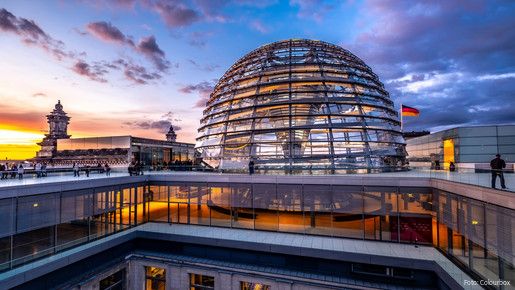 Koalitionsvertrag 2021 Kuppel des Reichstagsgebäudes in Berlin