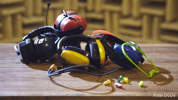 Gehörschützer im Semi-Schallschluckraum des Instituts für Arbeitsschutz der Deutschen Gesetzlichen Unfallversicherung (IFA).