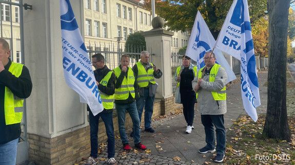 Einkommensrunde 2023 mit der TdL: Mahnwache in Potsdam