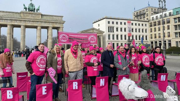 Protestaktion der dbb jugend im Rahmen der Einkommensrunde Öffentlicher Dienst Bund und Kommunen 2023 vorm Brandenburger Tor in Berlin