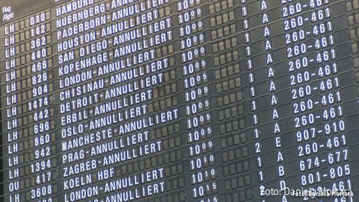 Anzeigentafel mit aufgrund von Streik annullierten Flügen am Flughafen Frankfurt/Main
