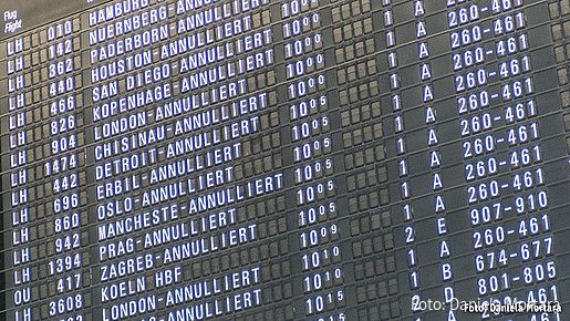Anzeigentafel mit aufgrund von Streik annullierten Flügen am Flughafen Frankfurt/Main