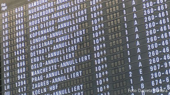 Streik am Flughafen Frankfurt/Main Anzeigentafel mit aufgrund von Streik annullierten Flügen am Flughafen Frankfurt/Main