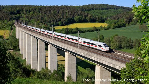 ICE der Deutschen Bahn auf der Aula-Talbrücke