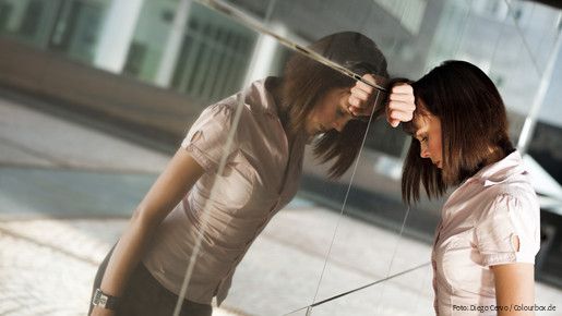 Traurige Frau in Arbeitswelt (Symbolbild)