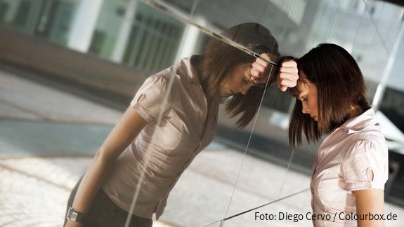 Traurige Frau in Arbeitswelt (Symbolbild) Traurige Frau in Arbeitswelt (Symbolbild)