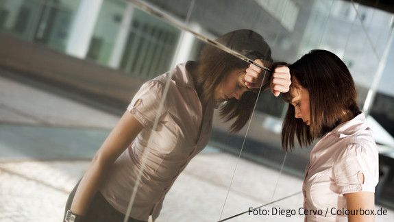 Traurige Frau in Arbeitswelt (Symbolbild) Traurige Frau in Arbeitswelt (Symbolbild)