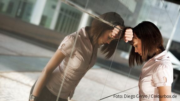 Traurige Frau in Arbeitswelt (Symbolbild) Traurige Frau in Arbeitswelt (Symbolbild)