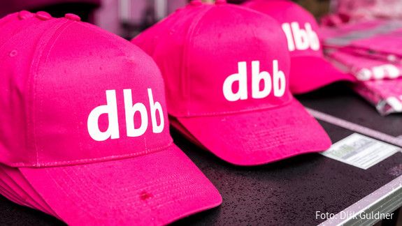 Einkommensrunde der Länder: Regionalkonferenzen Drei schräg hintereinander aufgereihte dbb Baseball Caps