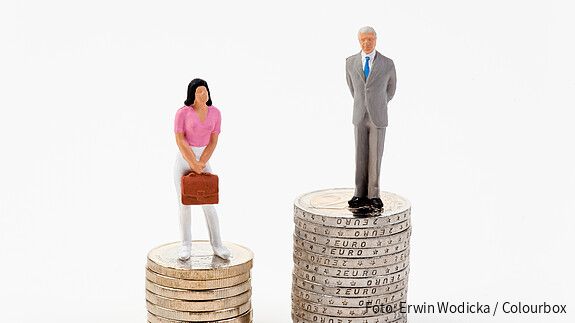 Das Foto zeigt eine männliche und eine weibliche Figur, die auf Münzstapeln stehen. Der Stapel der männlichen Figur ist deutlich höher.