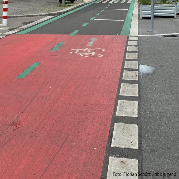 Blick auf neuen breiten Fahrradweg in Berlin