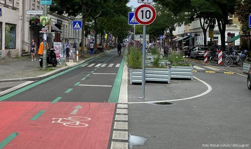 Blick auf neuen breiten Fahrradweg in Berlin