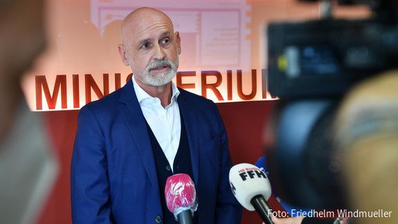 Volker Geyer gibt ein Interview zum Auftakt der hessischen Einkommensrunde in Wiesbaden im Jahr 2021