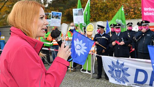 dbb jugend Chefin Karoline Herrmann spricht vor Demonstrierenden, zu erkennen sind Mitglieder der Deutschen Polizeigewerkschaft