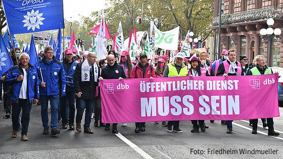 Demonstrierende mit Fahnen und Westen