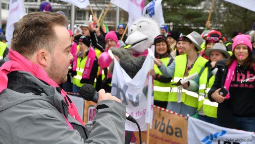 Einkommensrunde Öffentlicher Dienst Bund und Kommunen 2023 Einkommensrunde Öffentlicher Dienst Bund und Kommunen 2023 Protest vor der zweiten Verhandlungsrunde in Potsdam