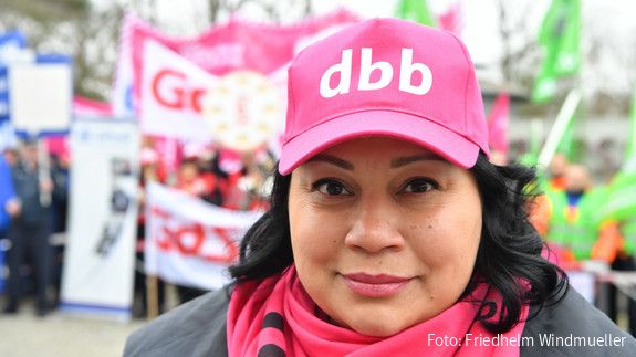 Milanie Kreutz Milanie Kreutz, die Vorsitzende der dbb bundesfrauenvertretung, vor einer Demonstration zur Einkommensrunde Bund und Kommunen 2023