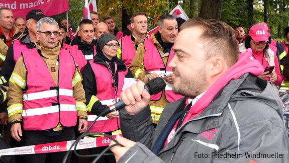 Matthäus Fandrejewski erwartet mehr von den weiteren Verhandlungsrunden. Für den Vorsitzenden der dbb jugend geht es um die Zukunftsfähigkeit des Staates. 