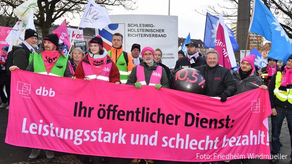 Rund 2.000 Menschen haben am 24. November 2023 in Kiel demonstriert. Einkommensrunde 2023, Tarifverhandlungen, dbb schleswig-holstein, Kiel