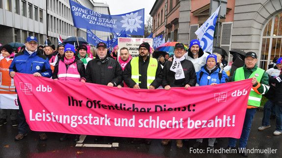 15.000 demonstrieren in Düsseldorf für 10,5 Prozent, mindestens 500 Euro höheres Einkommen dbb Chef Ulrich Silberbach macht gemeinsam mit den streikenden Beschäftigten die Forderungen deutlich