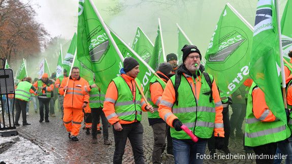 Die dritte Verhandlungsrunde hat begonnen: Zahlreiche Beschäftigte des öffentlichen Dienstes demonstrierten in Potsdam.  Einkommensrunde 2023, TdL, Demo Potsdam, Tarifverhandlungen, dritte Runde