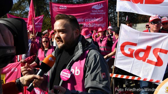 dbb jugend Chef Matthäus Fandrejewski steht vor Demonstrierenden in Potsdam und gibt dem Fernsehsender ZDF ein Interview zu den Tarifverhandlungen für den öffentlichen Dienst von Bund und Kommunen. 