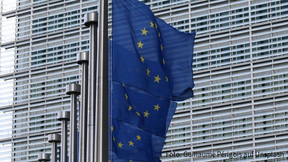 Keine Zeit für Protestwahlen –Zeit, die Demokratie zu bewahren Europaflaggen vor der Europäischen Kommission