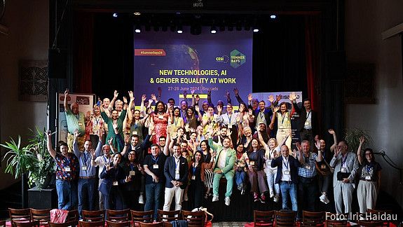 Teilnehmerinnen und Teilnehmer der CESI Summer Days 2024 auf der Bühne versammelt