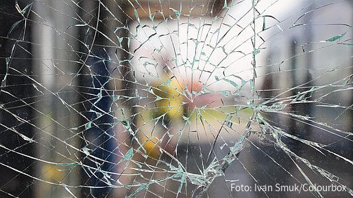 Foto zum Thema "Gewalt gegen Beschäftigte im öffentlichen Dienst": Zu sehen ist eine zersprungene Scheibe.