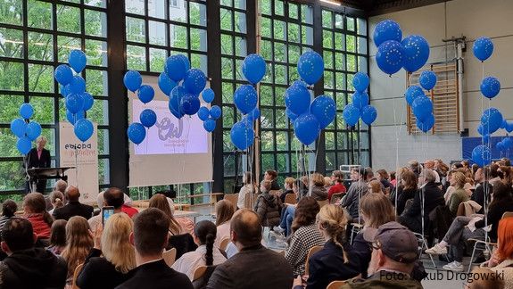 Preisverleihung des Europäischen Wettbewerbs Ein Publikum hört der NRW-Bildungsministerin bei der Preisverleihung des Europäischen Wettbewerbs zu