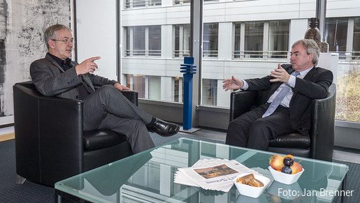 Gespräch zwischen Dauderstädt und Russ am Tisch