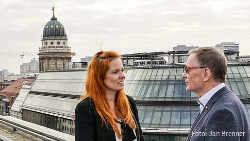Auf einem Dach in Berlin unterhalten sich die zwei Vorsitzenden
