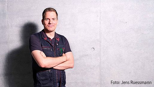 Foto zur Frage "Wie werde ich Lokführer*in?": Zu sehen ist Claudio, der Einblicke in seinen beruflichen Werdegang als Lokführer gibt.