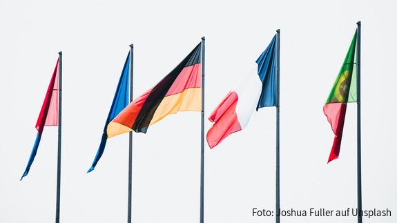 Effiziens-Maschine öffentlicher Dienst in Deutschland Flaggen von Mitgliedstaaten der Europäischen Union