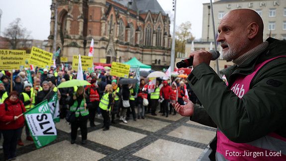 Protestaktion in Chemnitz Volker Geyer spricht auf einer Bühne vor den Protestierenden