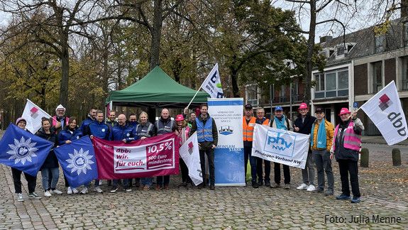 Eine Gruppe von Menschen auf einer Mahnwache