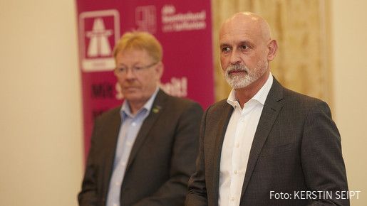 dbb Tarifchef Volker Geyer (vorne) und Hermann-Josef Siebigteroth (VdStra.) dbb Tarifchef Volker Geyer (vorne) und Hermann-Josef Siebigteroth (VdStra.)