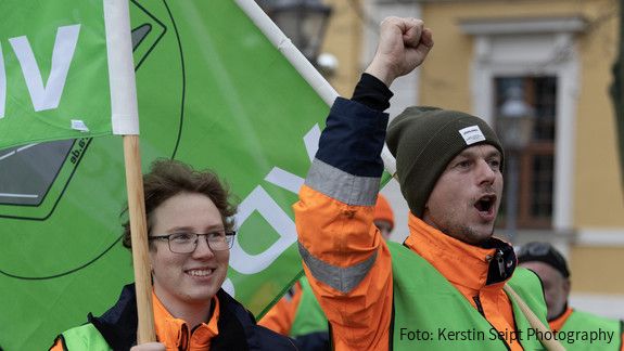 Zu der Kundgebung am Domplatz in Magdeburg hatten sich über 300 Beschäftigte versammelt.  dbb, VDStra, Warnstreik, Magdeburg, Einkommensrunde 2023