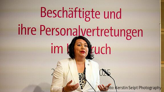 Eine Frau steht an einem Rednerpult