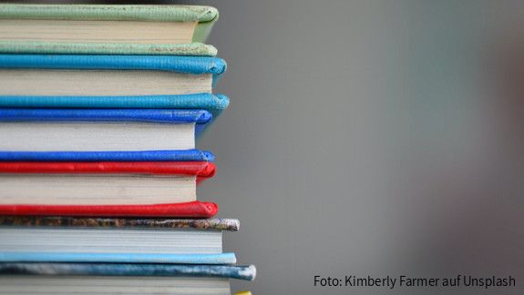 CESI unterstützt Europäische Union of Skills Verschiedenfarbige Bücher