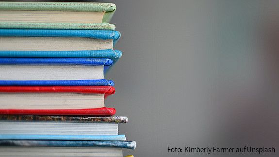 Verschiedenfarbige Bücher