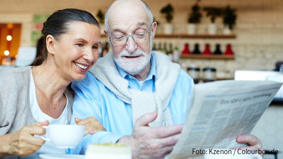 Senioren bei der Zeitungslektüre Senioren bei der Zeitungslektüre