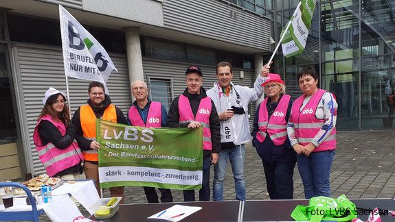 Im sächsischen Meißen und niedersächsischen Nordhorn haben Berufsschullehrkräfte ihre Forderungen unterstrichen.